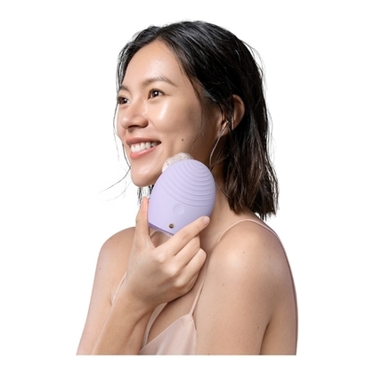  FOREO LUNA Appareil nettoyant et massant anti-âge à pulsations soniques LUNA ™ 3 pour peaux Sensibles  1 of 4 