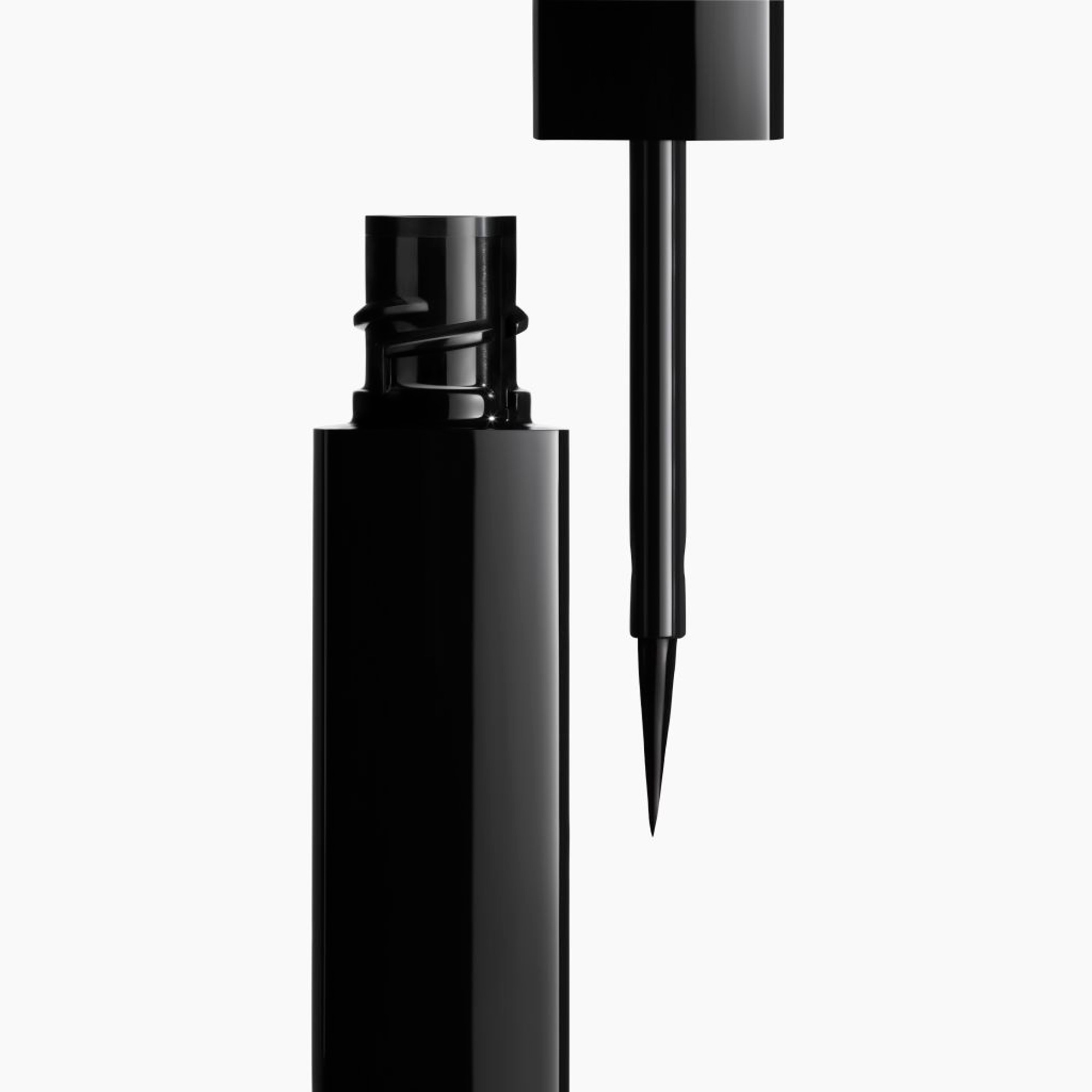 Eye-liner liquide haute precision, longue tenue et sans bavure